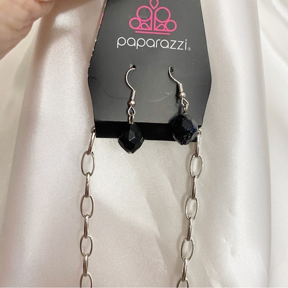 PAPARAZZI NWT mixed media medium length necklace w/ bonus earrings black. - Picture 4 of 5
